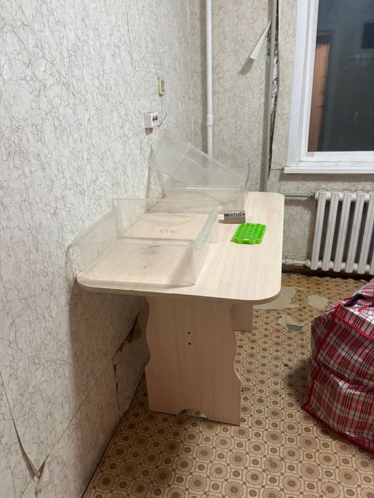 Продам шкаф и стол в хорошем состоянии