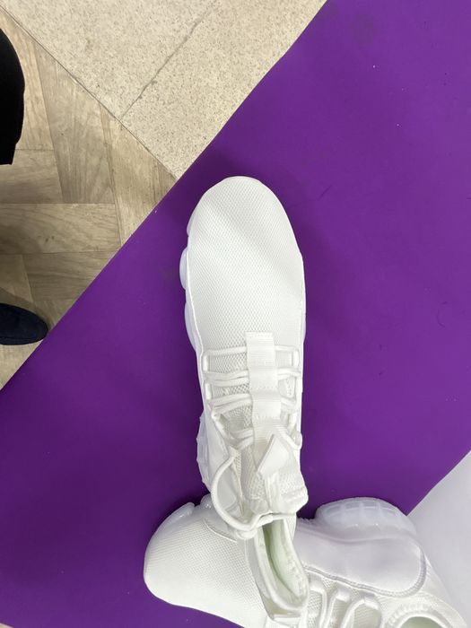 Кроссовки белые 46