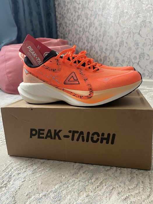Оригинальные беговые кроссовки от бренда Peak