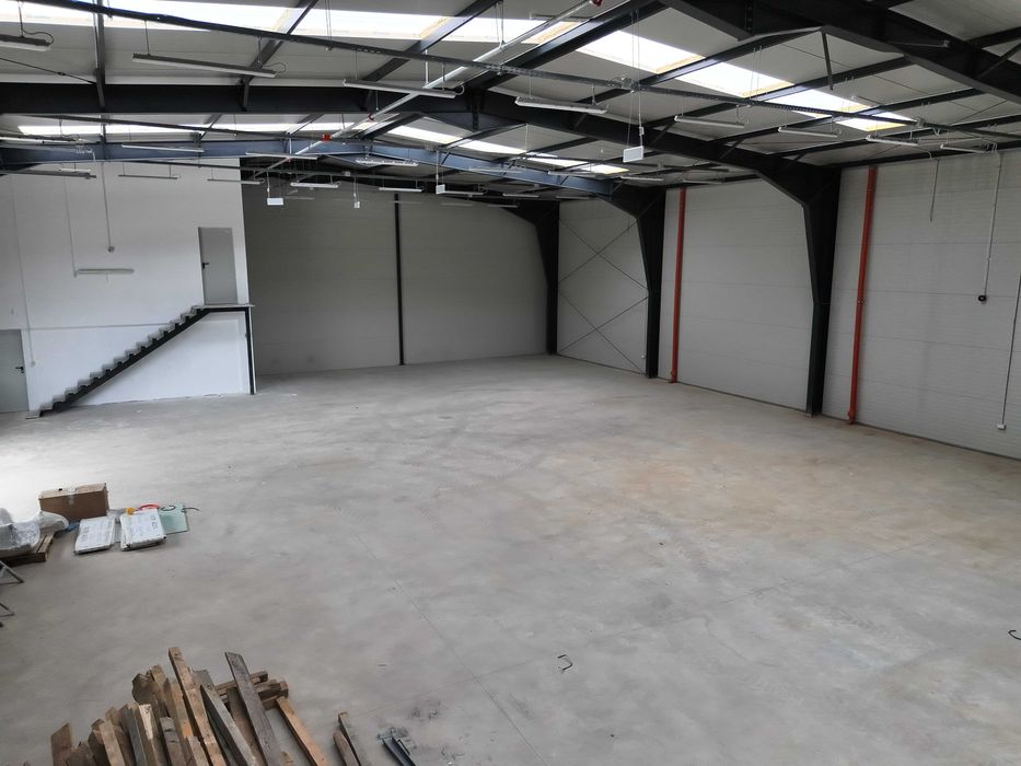 Inchiriez Showroom si Hale depozitare + birouri