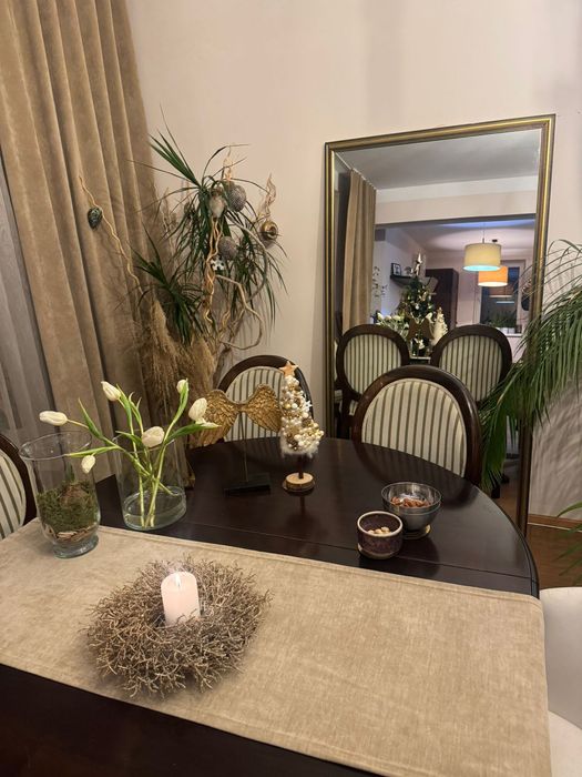 Oglinda dreptunghiulară cu ramă din lemn aurie în relief