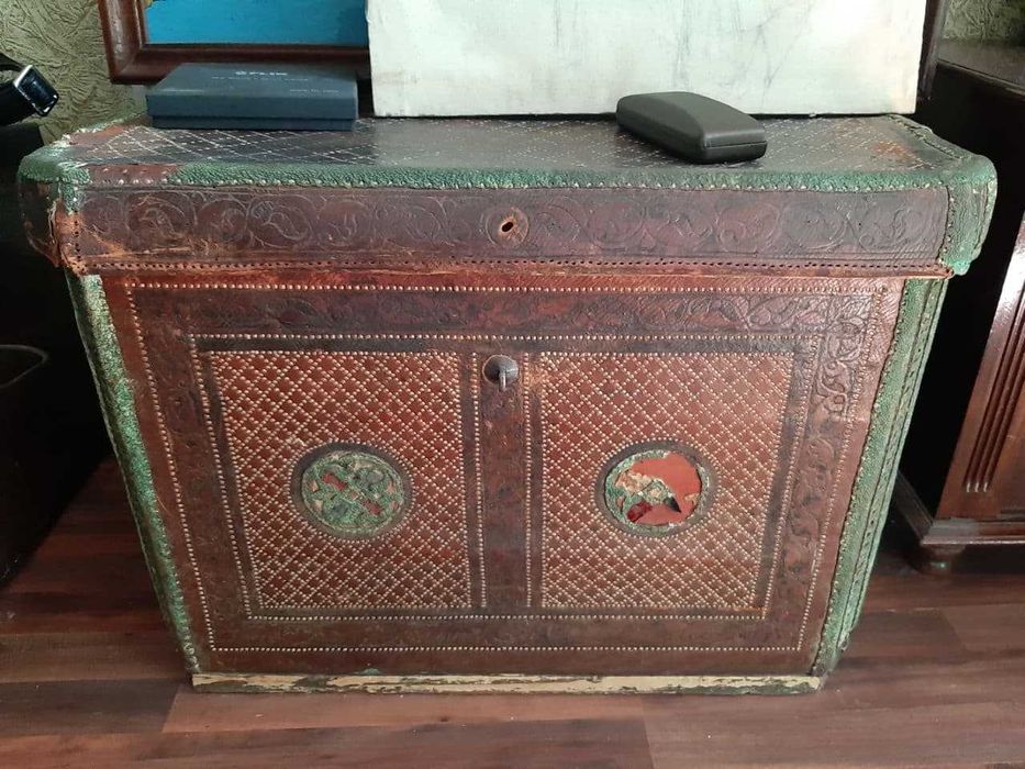 Сундук старинный кожаный , ханский , 19 век.