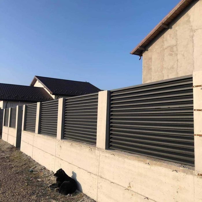 Construim la comanda dvs. garduri si porti din:
- panouri stil jaluzea