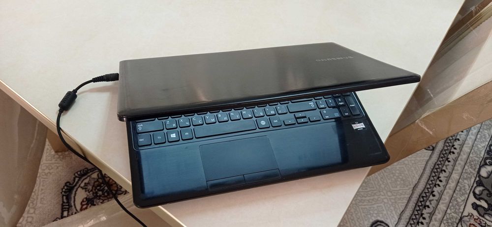 Noutbuk Samsung offesniy