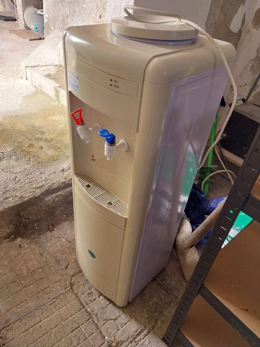 Диспенсър за вода