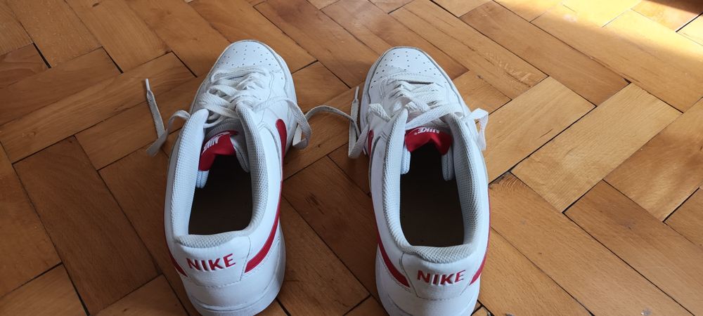 Обувки nike бели