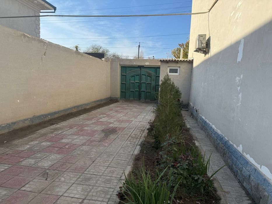 Уй сатылады 2 этаж котедж, 11 комната, жер майдану улкен, ремонт евро,