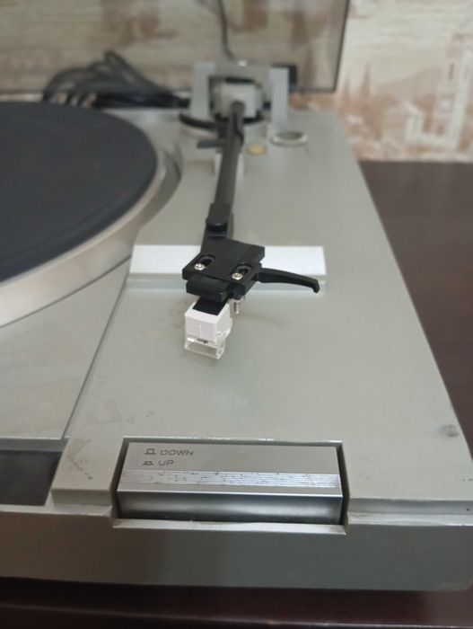 Продам проигрыватель винил дисков HITACHI.