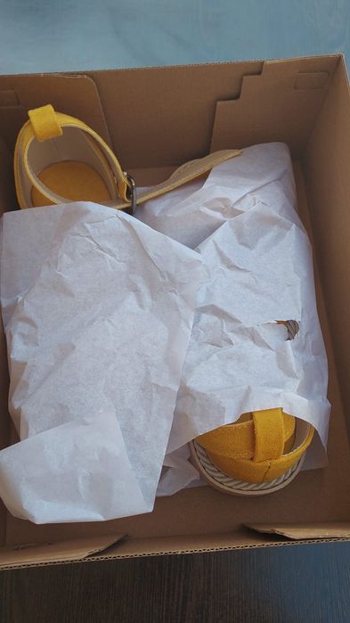 Нови сандали в жълто