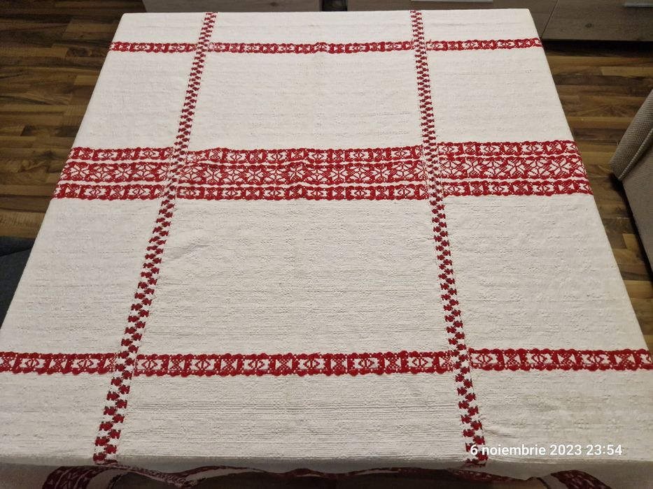 Fata de masa traditionala țesuta la razboi