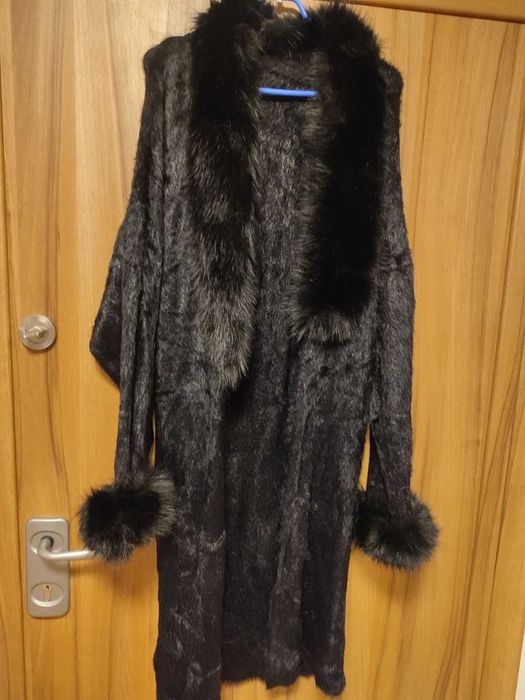 Продавам мека и топла, удобна жилетка.