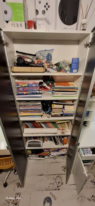 Vand birouri copii + scaune + biblioteca + covor