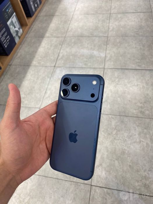 Iphone 17 pro max blue