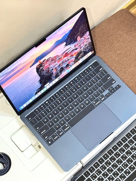 MacBook Air M2 (256gb) like new 100%