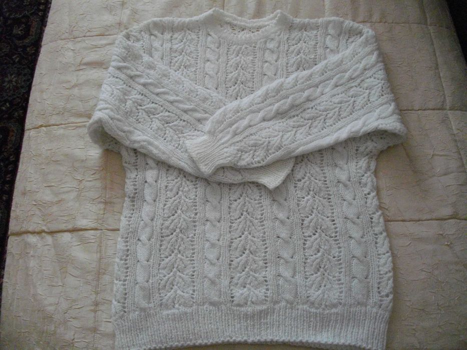 Бяла ръчно плетена блуза с дълъг ръкав