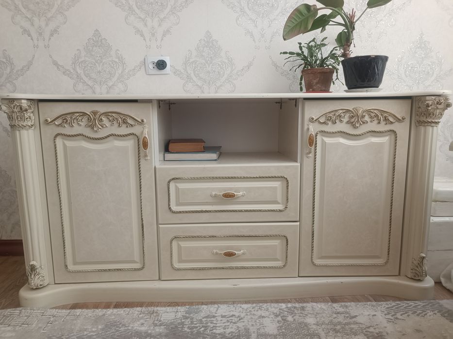Продается комплект мебели стол , стенка