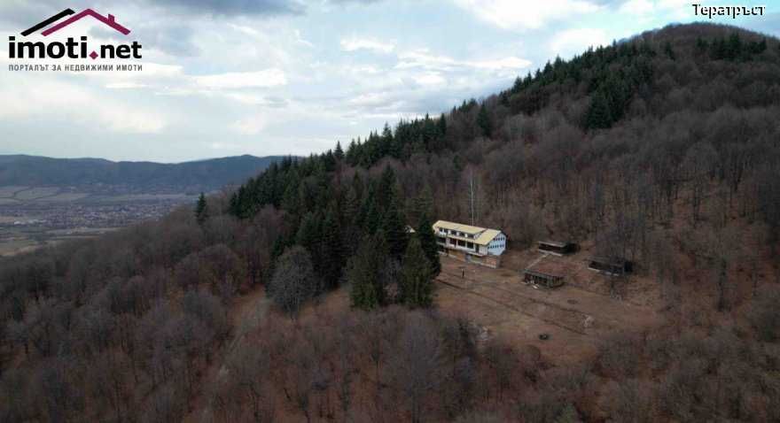 Почивна база с прилежащ терен, 10000 м2;  София област, гр. Ботевград