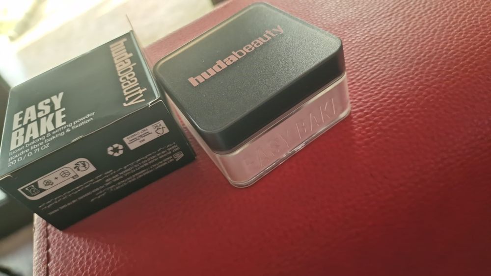 Huda Beauty. Pudră translucidă compactă.