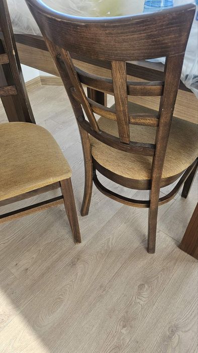 Маса с четири стола