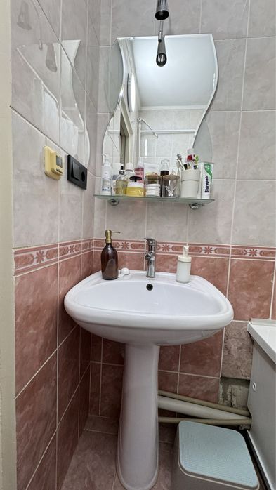 Продам раковину с зеркалом.