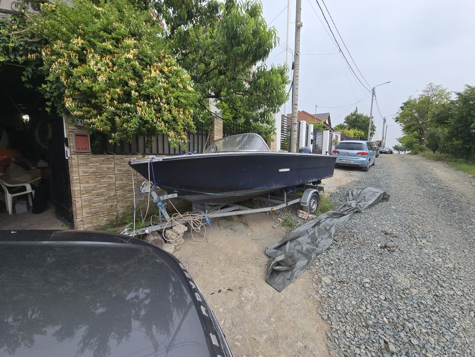 Vand barca cu motorsi peridoc  .Accept variante auto.