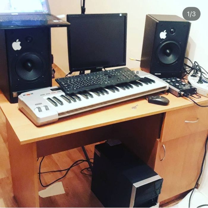 Студия студио записи микрофон, синтезатор