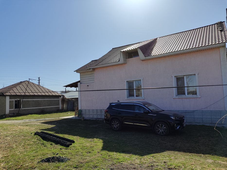 Частный дом с постройкоми.