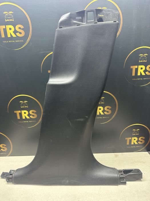 Облицовка на централната колона долна Tesla model Y