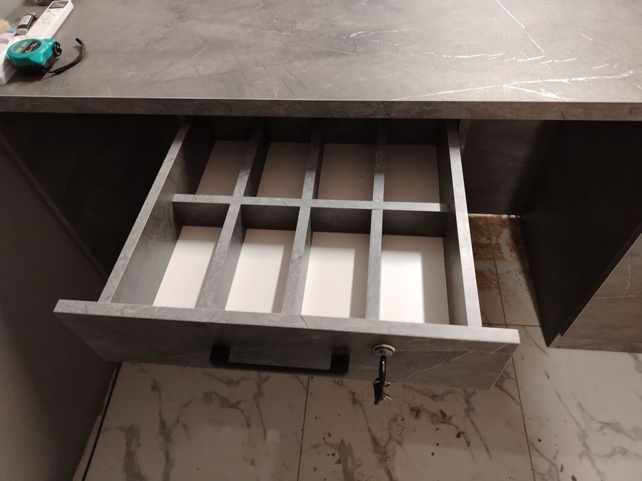 Кассовые столы на заказ для магазинов и аптек.