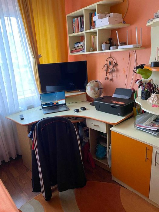 Mobila tineret, birou, canapea, covor