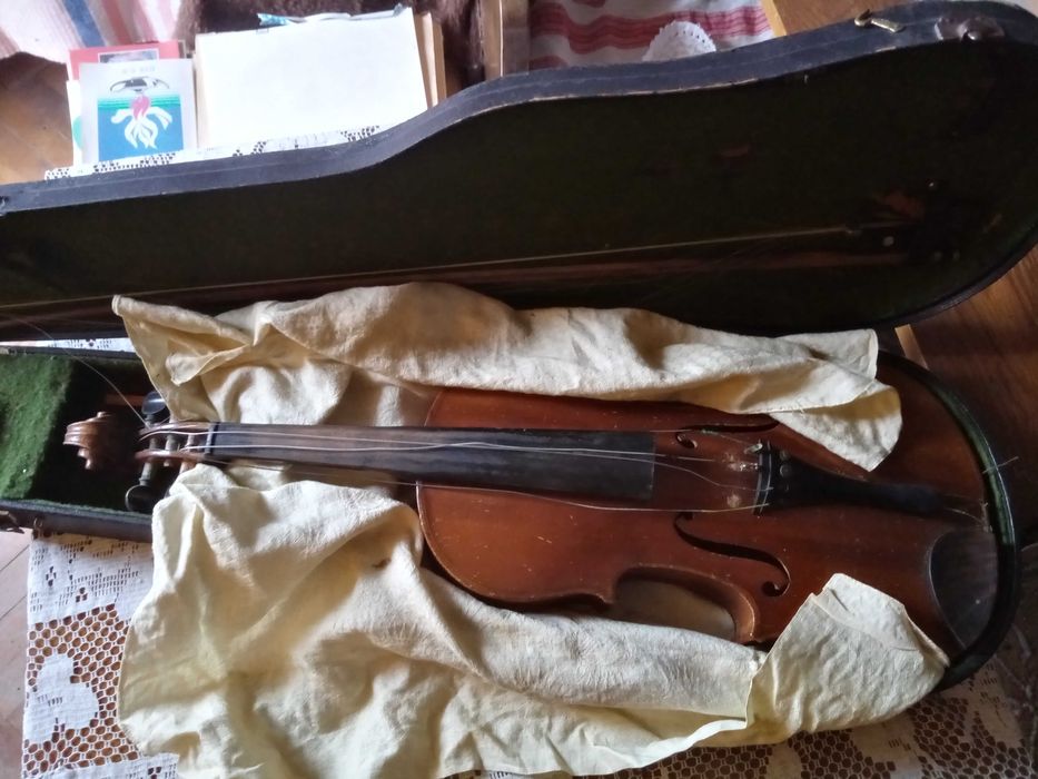 Стара цигулка с калъф