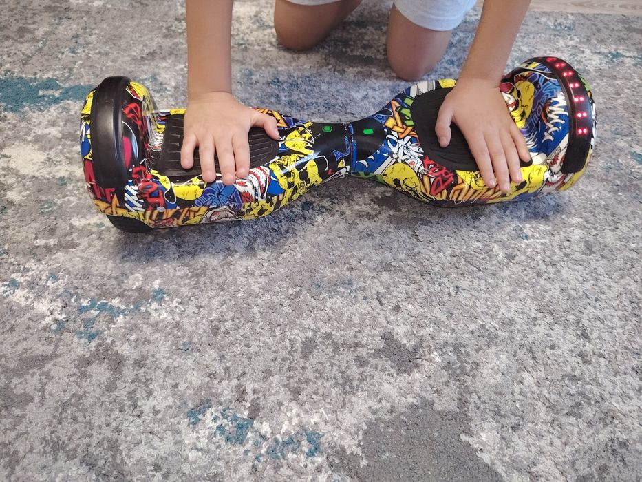 Hoverboard Electric Graffiti – Distracție, Stil și Adrenalină!