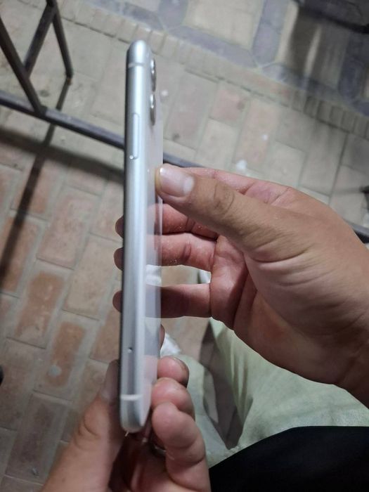 iPhone 11 (White) * 85%