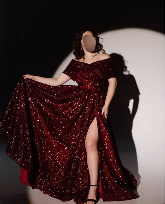 Бордовое блестящее вечернее платье
