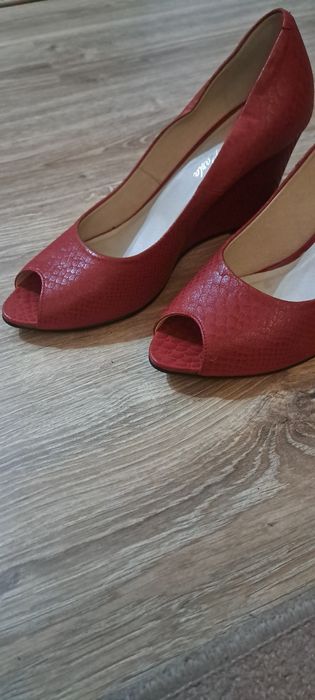 Нови червени обувки естествена кожа
