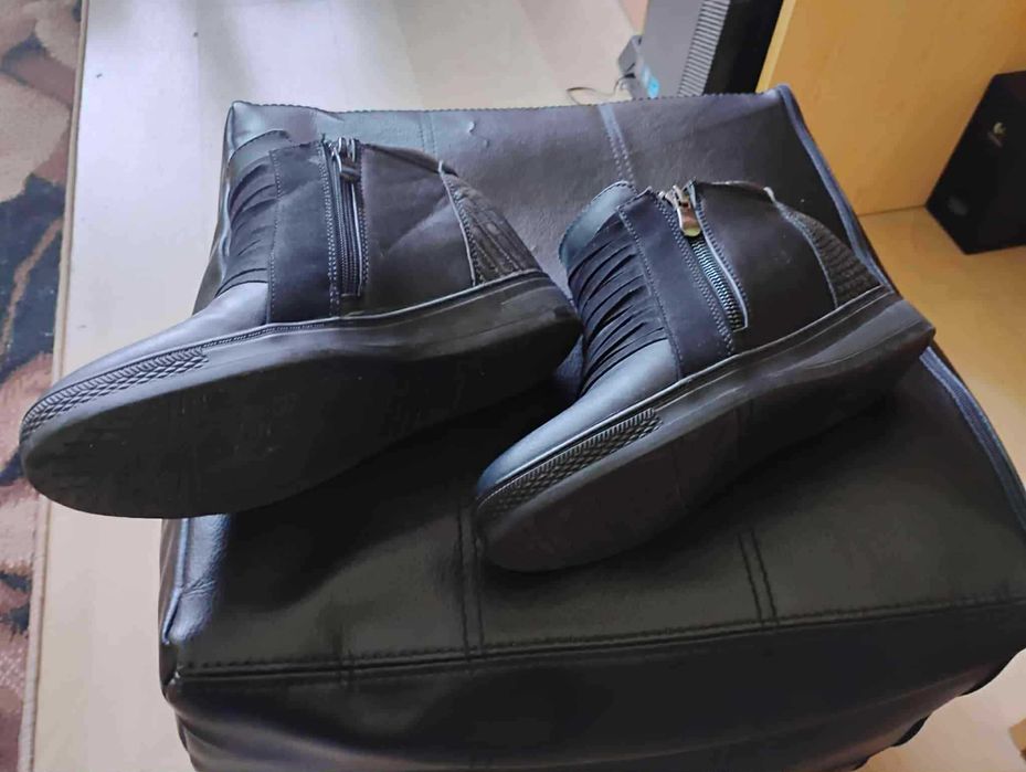 Черни боти със скрита платформа