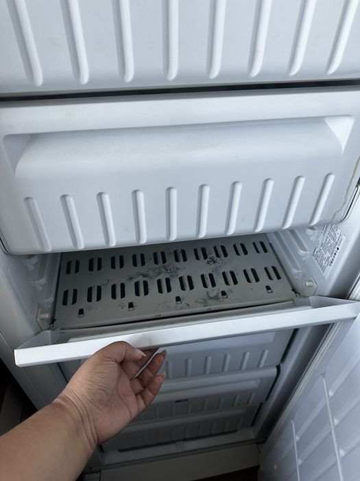 Продам морозильник Indesit
