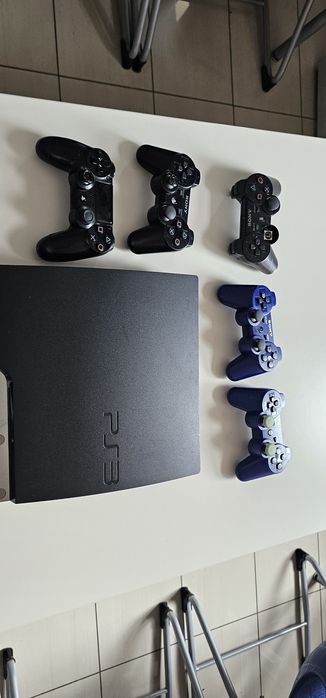 Consolă PS3 Slim + 5 Manete (2 Albastre )