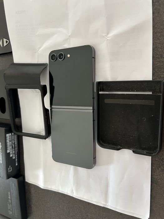 Vând Samsung Galaxy Z Flip 5 (model SM-F731B), varianta cu 512 GB memorie internă și 8 GB RAM, culoare Graphite
