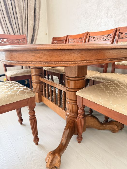 Стол в гостинную . Деревянный .