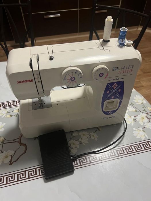 Швейная машина Janome Escape V-14