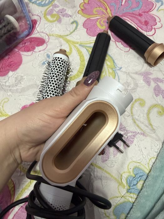 Уред тип dyson за къдрици