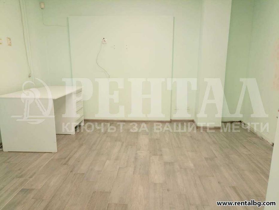Дава се под наем Магазин в Пловдив, Кючук Париж - 55 кв.м за 275.4 € - Снимка #1