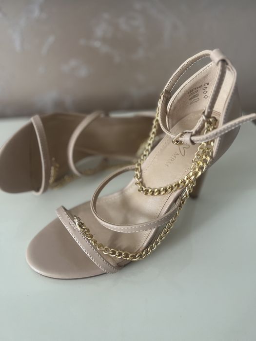 Сандали на ток от Dezee