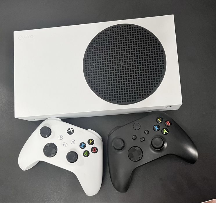 Продам Xbox serias S + 2 геймпада
