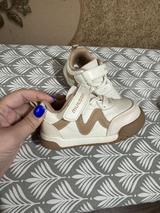 Продам детские кроссовки