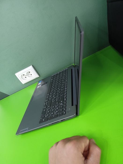 Noutbook Lenova.