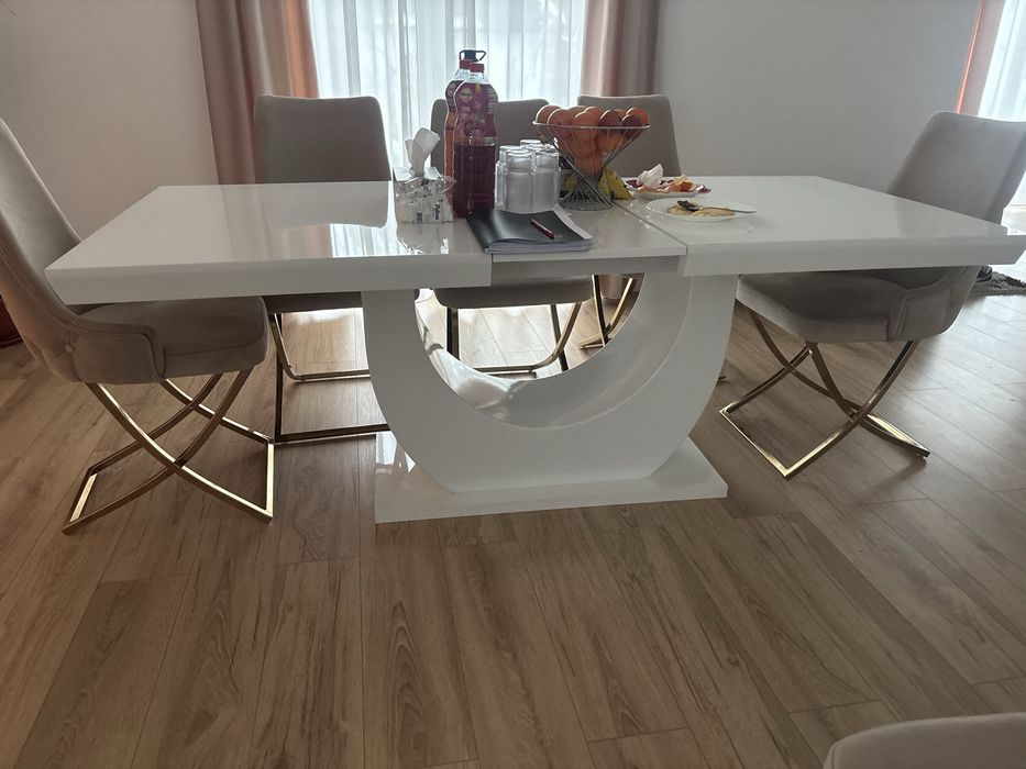 Masă în stare foarte bună