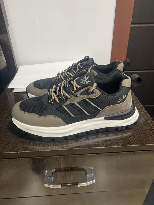 Продам мужские кроссовки