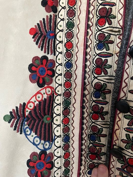 Cojoc / jachetă tradițională din piele naturală cu broderie manuală – unicat